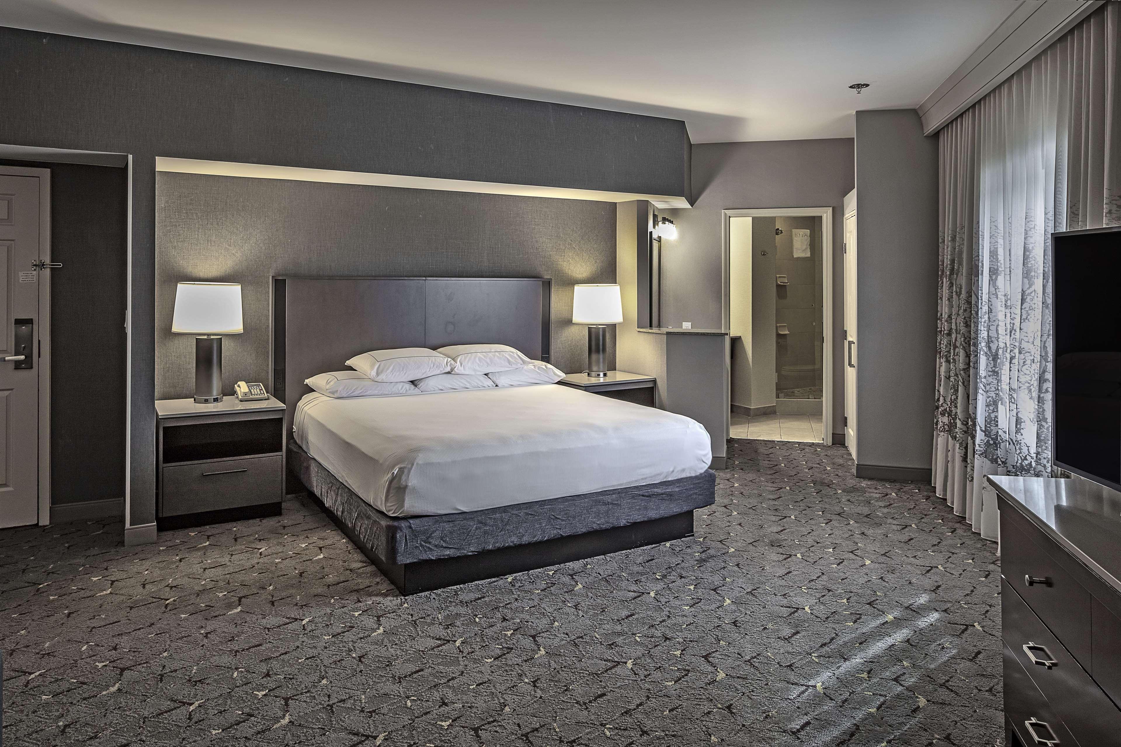 Hotel Doubletree By Hilton Modesto Esterno foto