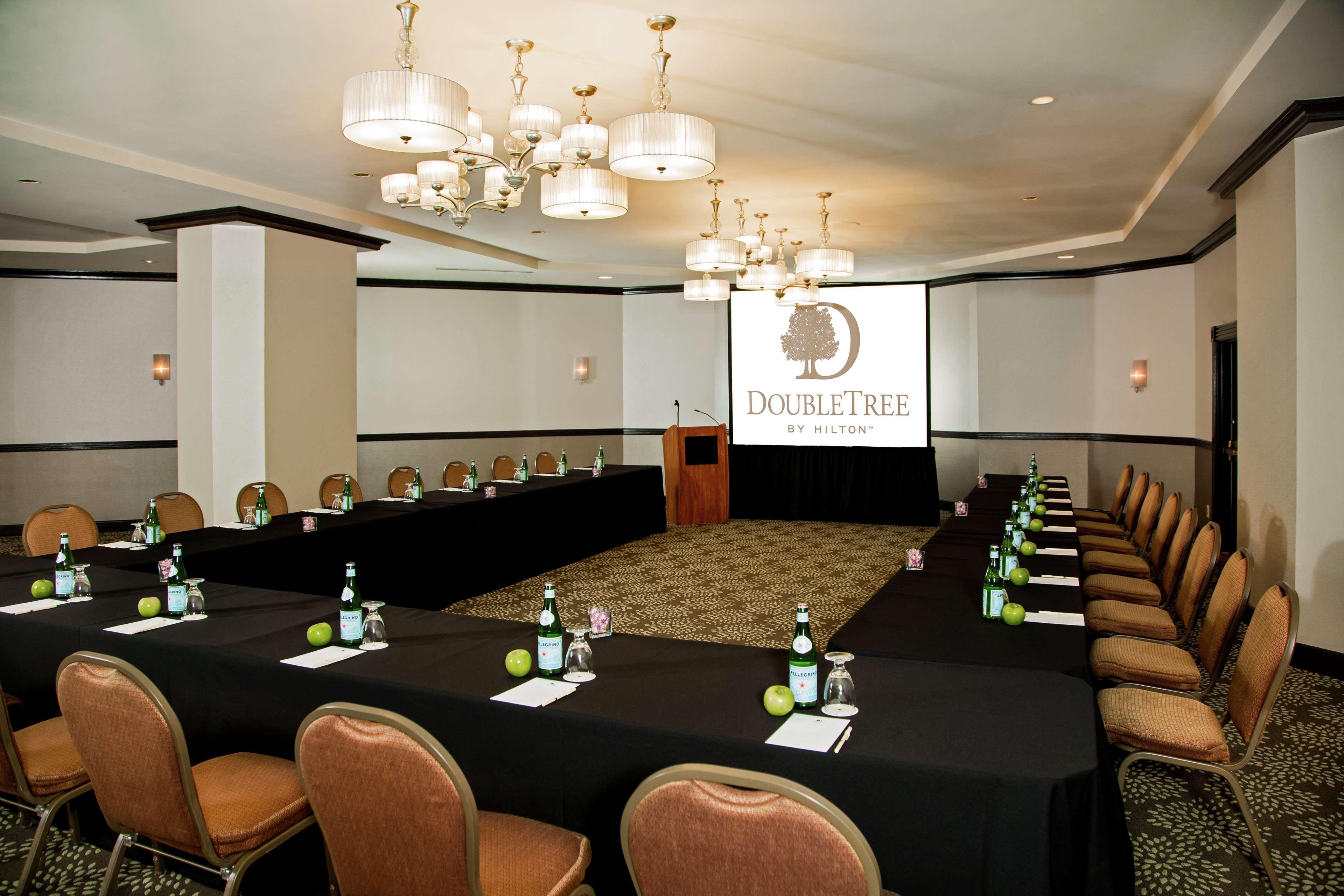 Hotel Doubletree By Hilton Modesto Esterno foto