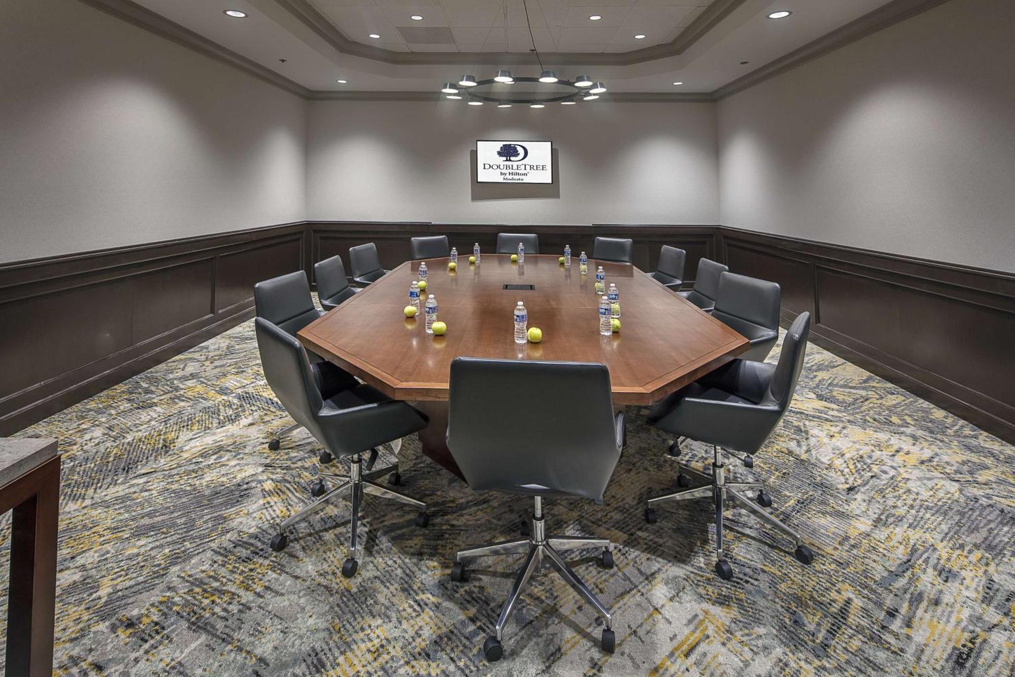 Hotel Doubletree By Hilton Modesto Esterno foto